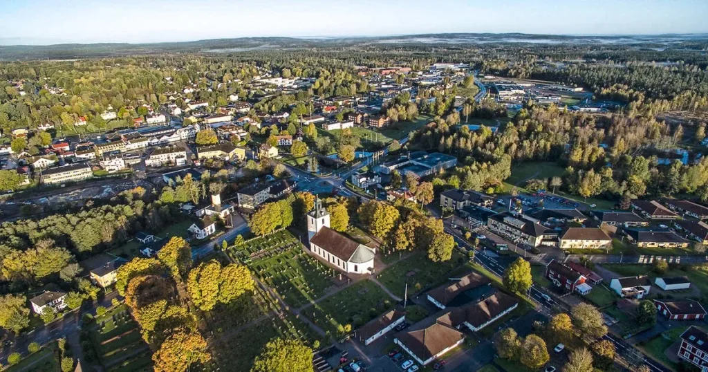 Kyrkan i förgrunden och skogen runt om – Svenljunga satsar på trygg hemtjänst med digital nyckelhantering och alkolås från Brightec.